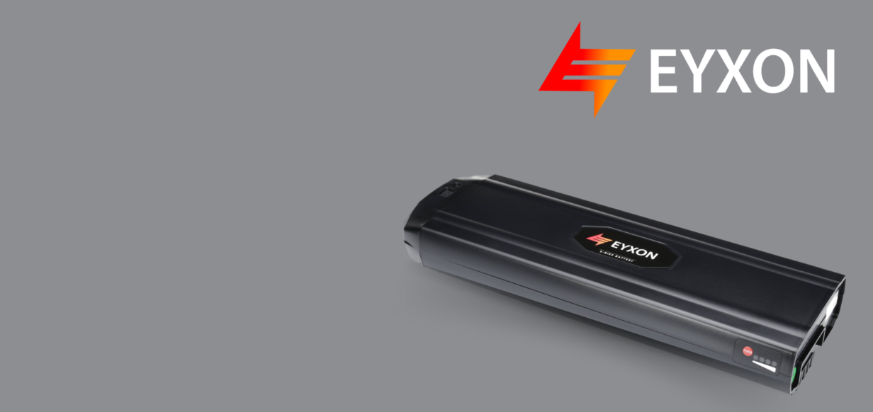 Image d'une batterie eyxon dans une pièce sombre avec le logo eyxon