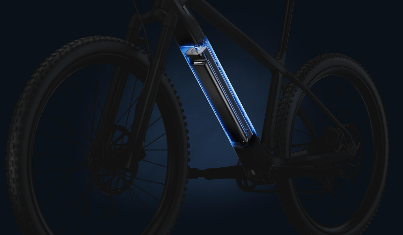 Batterie Fazua fie montée dans le cadre d'un vélo électrique avec une lueur bleue autour de la batterie.